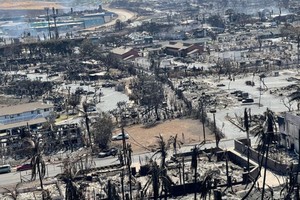 拉海纳镇，强风引发的野火烧毁了大部分城镇，留下了被烧毁的房屋和建筑物的外壳。（图：路透社）