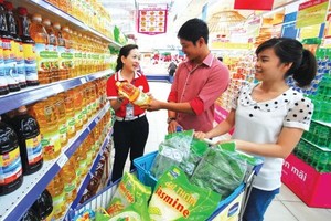 消费者在选购优质国货。