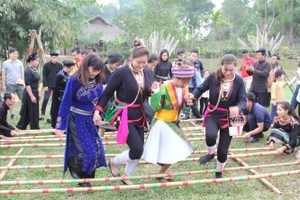 宣传战略的目标是加强宣传提高对性别陈规定型观念、性别定见和性别分别对待表现的认识。