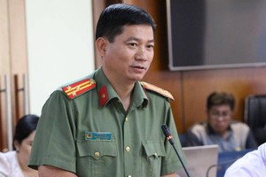 市公安厅参谋科副科长黎孟河在新闻发布会上回答记者的提问。