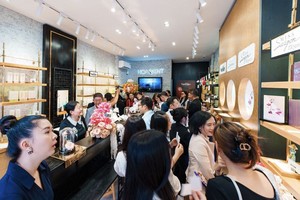 第一郡HOARIENT香水店吸引众多顾客参观及购物。