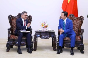 政府副总理陈红河(右)接见越南阿斯利康公司董事长兼总经理尼廷‧卡普尔。（图：越通社）