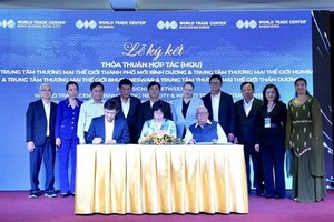 8月10日晚，越南平阳省新城市、印度孟买和中国沈阳3个世界贸易中心签署关于经贸关系的合作备忘录。（图：越通社）