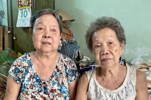 杜雪英两姐妹，左边是眼皮癌的姐姐。