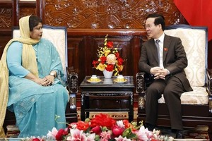国家主席武文赏（右）接见孟加拉国人民共和国驻越南特命全权大使萨米娜‧纳兹女士。（图：越通社）