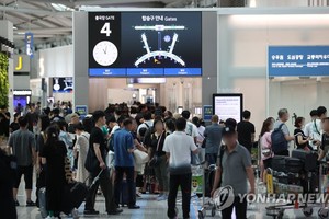 8月6日，仁川国际机场第一航站楼人潮涌动。（图：韩联社）