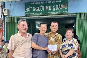 林氏大宗祠理事代表探望第八郡盲人会。