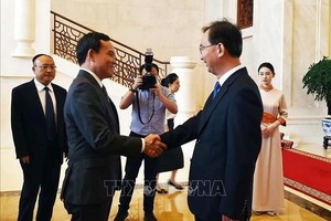 政府副总理陈留光（前左）会见中国云南省委书记王宁。（图：越通社）