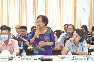 第五郡励学会主席、华人干部李金梅（站）发表意见。