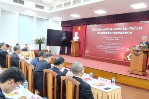 越南工商会副主席武新成在会上致词。