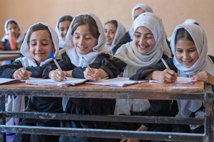 女孩们在阿富汗巴尔赫省马扎里沙里夫的一所学校学习。（图：联合国）