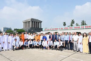 市代表团晋谒胡志明主席陵