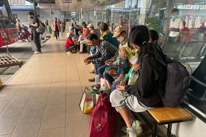 在西区车站的乘客。