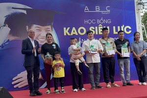 高肇力先生（左一）和高慧芳小姐（右一）颁发奖学金给员工子弟。