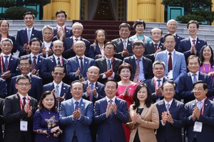 国家主席武文赏与国内外牙颚脸行业模范代表合影。（图：越通社）
