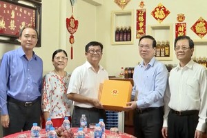 国家主席武文赏（右二）向朱笃市华人相济会会长陈仲孝（中）赠送礼物。