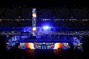 图为2022年8月8日，英联邦运动会在英国伯明翰亚历山大体育场举行的闭幕式全景。（图：路透社）