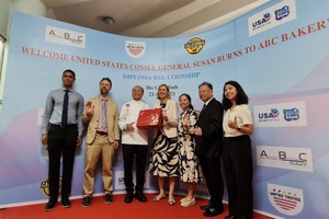 高肇力先生将“越—美中秋月饼”赠送给美国驻本市总领事。