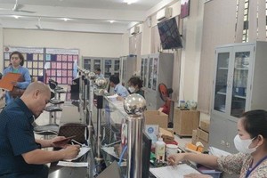 坊干部正为民众办理行政手续。