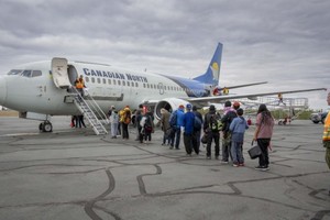 加国派军队支援西部野火救灾