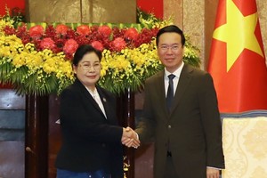 国家主席武文赏（右）与老挝最高人民法院院长温通‧西潘敦。（图：梅鼎）
