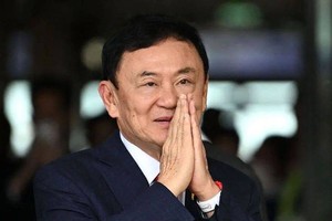 当地时间2023年8月22日，泰国曼谷，泰国前总理他信在廊曼机场降落后向支持者致意。（图：互联网）