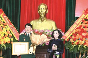 党中央书记处常务书记张氏梅向梁强大将颁授45年党龄纪念章。（图：人民军队报）