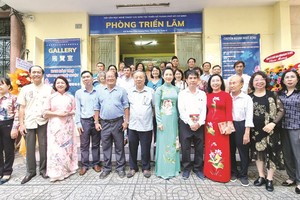 市各民族文学艺术协会展览室投入活动