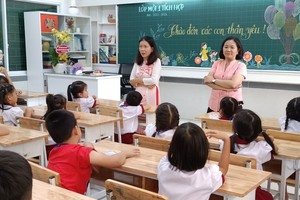 图为平盛郡红河小学一年级学生们第一天到校在教室里倾听老师讲话。（图：秋心）