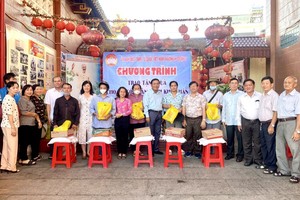 地方政府与各位理事向穷人赠送礼物。