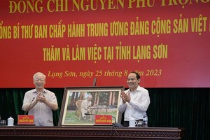 阮富仲总书记向谅山省赠送胡伯伯图片。（图：越通社）