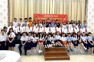 获得颁奖的刘氏优秀子弟与各宗亲叔伯合照。