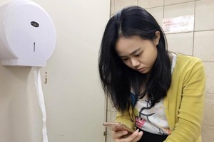 上厕所玩手机对健康有很大影响