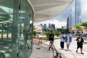 游客对滨城车站的采光天窗工程很感兴趣。