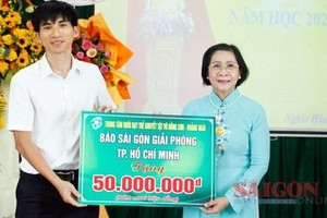 《西贡解放报》移交5000万元给武鸿山残疾儿童辅育中心。