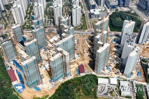 今年4月发生地下停车场坍塌事故的GS建设仁川黔丹公寓施工现场。（图：韩联社）