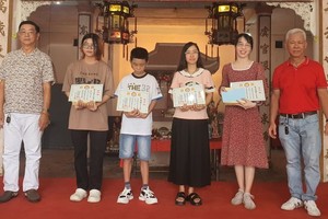 徐有灿理事长（右一）与邓柏荣理事长（左一）向优秀生颁发奖学金。