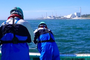 8月25日，处理水排海启动的东京电力福岛第一核电站周边海域进行海水采集作业。（图：共同社）