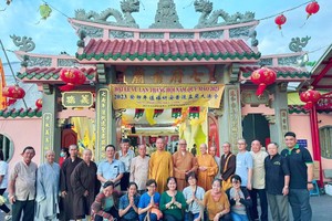 边和七府古庙理事会与诸位法师和赞助单位合影。