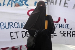 法国社会已针对穆斯林的穿戴争论多月，如今教育部宣布禁止穿长袍上学。（示意图：互联网）