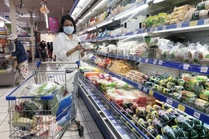 消费者在超市选购物品。（图：美芳）