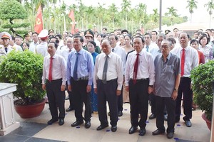 上香缅怀榕三岔路口牺牲烈士和同胞