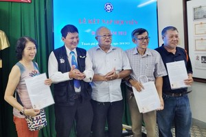 华人摄影会会长许励程祝贺３位华人摄影家。