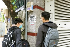 大学生在旧邑郡中心寻找租房。