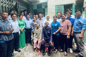 地方领导与庆云南院住持周华邦向陈文缅一户移交“温情屋”。