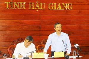 农业与农村发展部副部长黄忠（右）在会上发言。（图：冯勇）