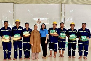 第六郡劳动联团主席梁青竹和妙法寺住持释宏心向劳动者赠送礼物。