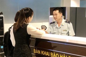 游客在海关办理入境手续。（图：梅桂）