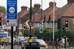 自2019年4月起，伦敦在市中心小范围划设“超低排放区”，排放超标车辆若驶入，每天需缴费12.5英镑。（图：AP）