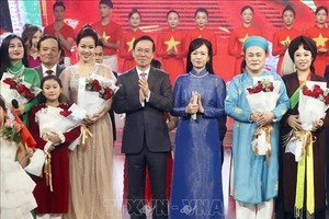 国家主席武文赏和夫人向参加文艺演出的歌手和演员们送鲜花。（图：越通社）